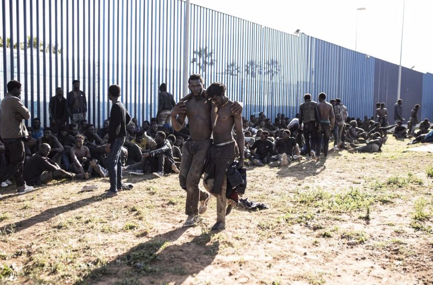  Cientos de migrantes saltan la valla de Melilla al romper la puerta del puesto fronterizo del Barrio Chino