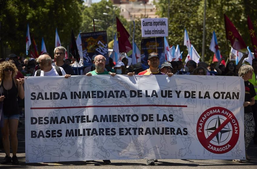  Una multitudinaria manifestación carga contra la OTAN en vísperas de la cumbre de Madrid, con apoyo de IU y sin Podemos