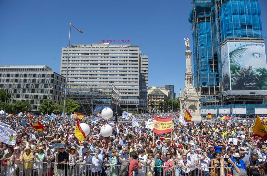  Miles de personas salen a las calles de Madrid para protestar contra la ley del aborto y al grito de «sí a la vida»