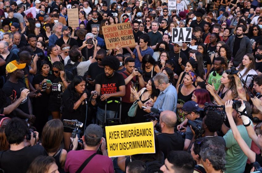  Cientos de personas protestan en Madrid contra las políticas migratorias tras la «masacre» de Melilla