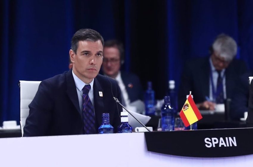  La OTAN se disculpa por el error en la colocación del revés de la bandera de España frente a Sánchez