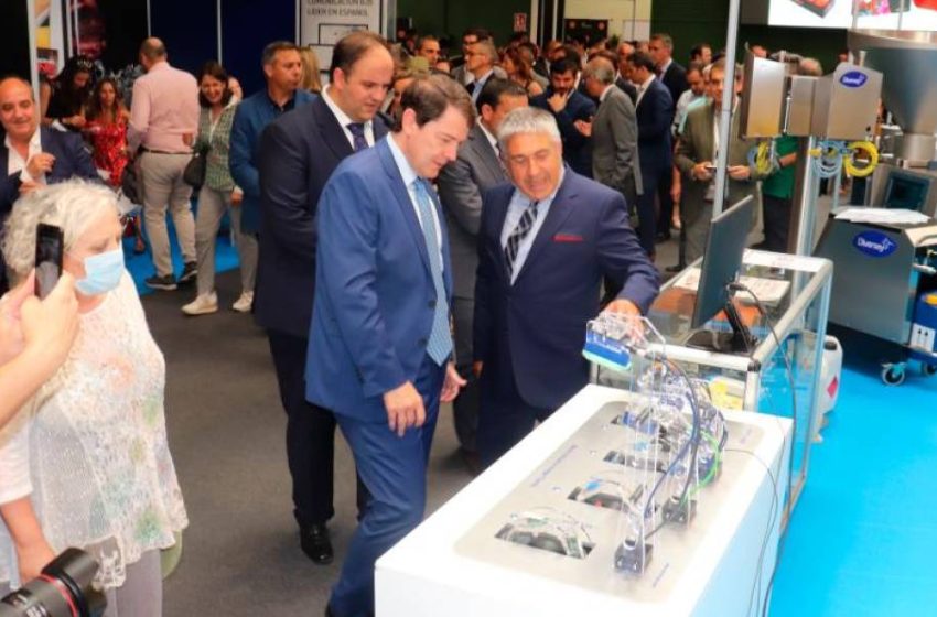  Mañueco defiende al sector cárnico en la inauguración de la XX Feria de la Industria Cárnica de Guijuelo