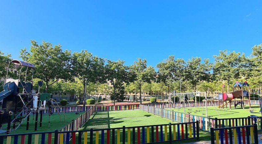  El Ayuntamiento moderniza la plaza de Burgos con más de juegos infantiles y mejora su seguridad