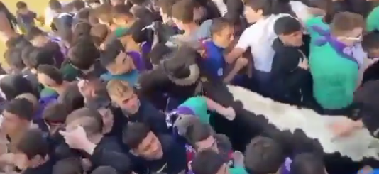  VIDEO | Multitud de jóvenes se apiñan unos encima de otros tras ser perseguidos por varias vacas y cabestros en un encierro de Guipúzcoa
