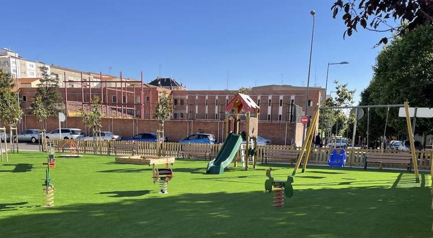  El Ayuntamiento de Salamanca mejora la zona de juegos infantiles de Nueva de San Bernardo