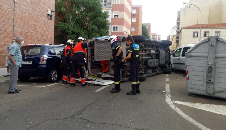  Vuelca una ambulancia en la calle Peña de Francia