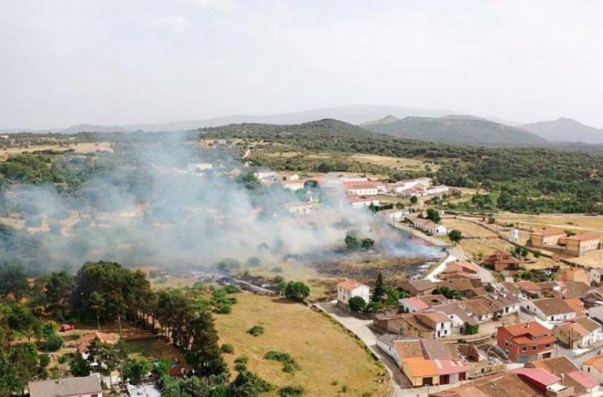  Un fuego en el casco urbano de Fuentes de Béjar moviliza a los Bomberos