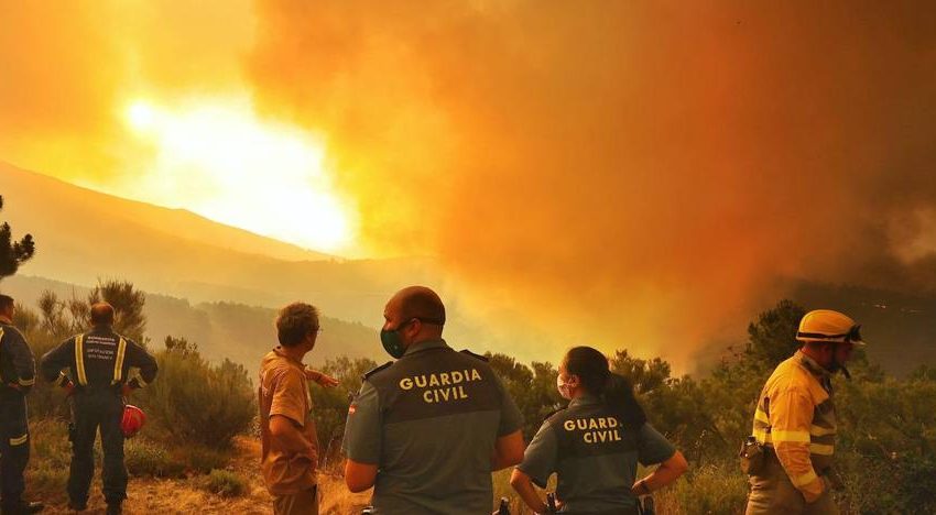  La falta de visibilidad por el humo complica la extinción del fuego en Monsagro