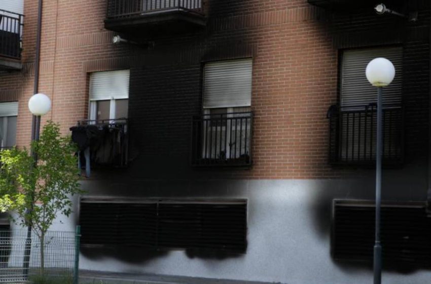  Algunos vecinos de la calle Alcalde García Peñuela siguen sin agua por el incendio: “No sabemos hasta cuando”