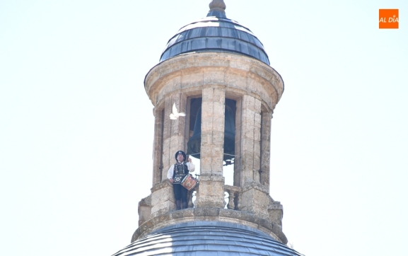 Emocionante subida de El Mariquelo hasta el cupulín de la Catedral de Ciudad Rodrigo