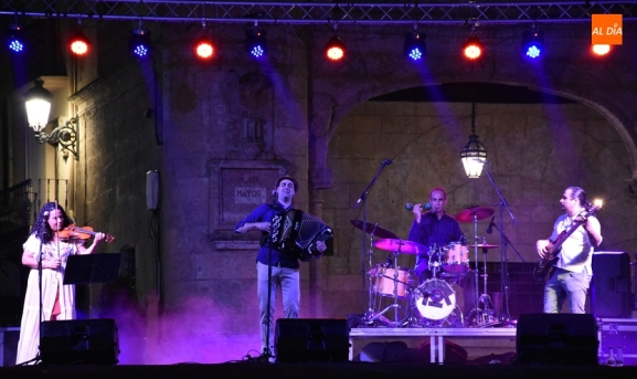  Raúl de Dios abre los conciertos de folklore en la Plaza Mayor mirobrigense