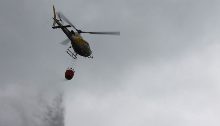  El incendio de unos pastos en Campillo de Salvatierra moviliza a los Bomberos y al helicóptero de extinción