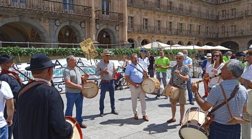  Folclore charro para reclamar la reapertura para uso turístico de la línea férrea de La Fuente a Barca de Alba