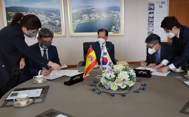 El vicerrector Efrem Yildiz firmando un convenio con autoridades coreanas.