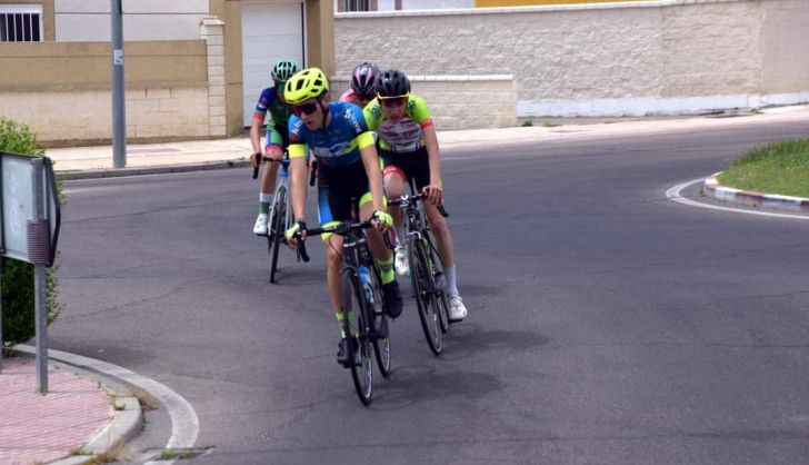 Los cadetes de la Escuela de Ciclismo de Salamanca se enfrentan a la II Vuelta Ciclista en Guijuelo