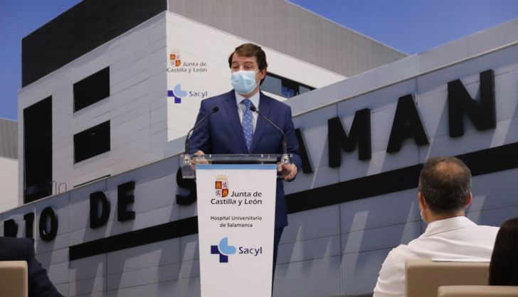  Mañueco se muestra «satisfecho», aunque «hay detalles que corregir», tras visitar el Hospital de Salamanca