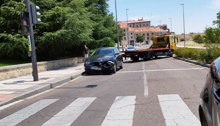  Un vehículo impacta contra una señal en el paseo de Canalejas