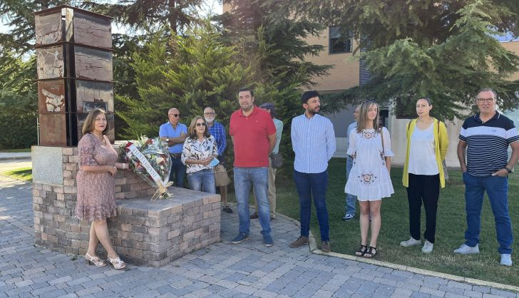  Una ofrenda floral recuerda a la víctimas de la explosión del polvorín hace 83 años en Peñaranda