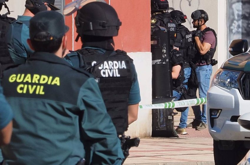  Se entrega el hombre atrincherado en Santovenia (Valladolid) tras más de 13 horas