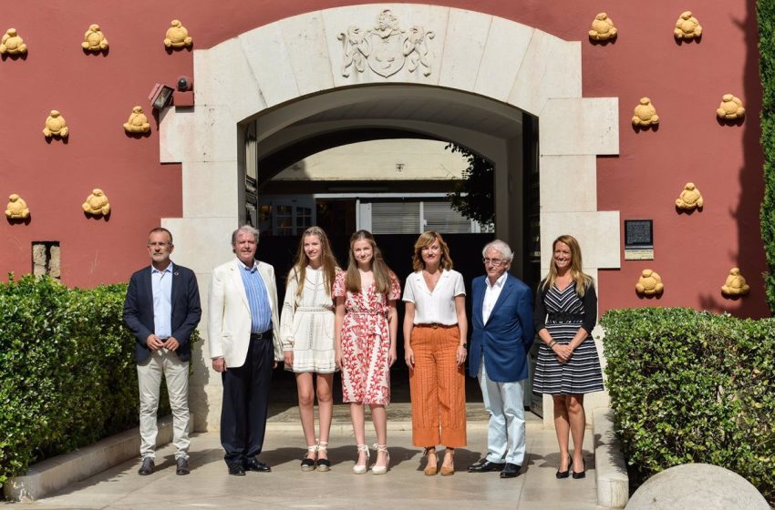  La Princesa Leonor y la Infanta se reúnen en Figueres (Girona) con jóvenes vinculados a la FPdGi