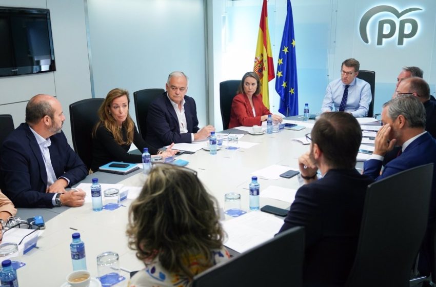  Feijóo opta por los candidatos de Casado para los congresos de Extremadura, Murcia y Barcelona que arrancan esta semana