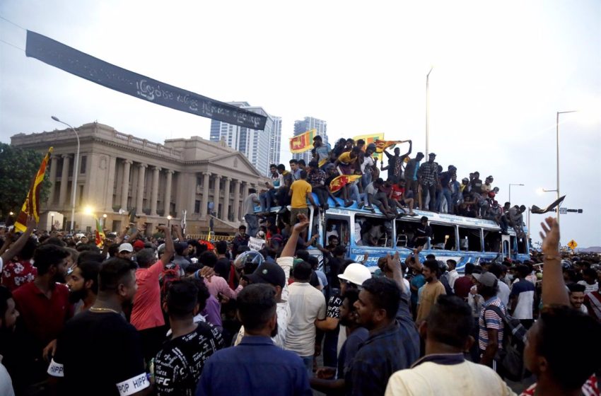  Los manifestantes entregan a la Policía casi 50.000 euros hallados en el Palacio Presidencial de Sri Lanka