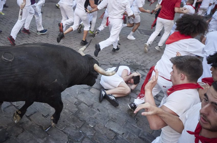  Los toros de Jandilla protagonizan un encierro de San Fermín muy rápido y peligroso con un herido por asta