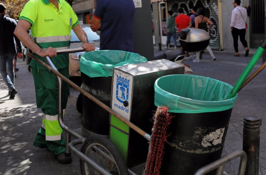  Muere el trabajador de la limpieza de 60 años que sufrió ayer un golpe de calor en Puente de Vallecas