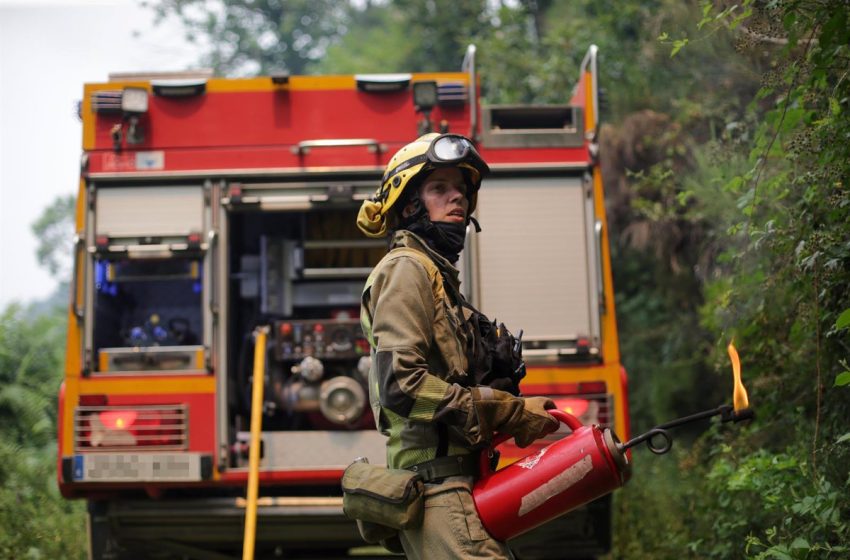  Recrudece uno de los incendios próximos a casas en Folgoso, aunque sin riesgo de desalojo por el momento