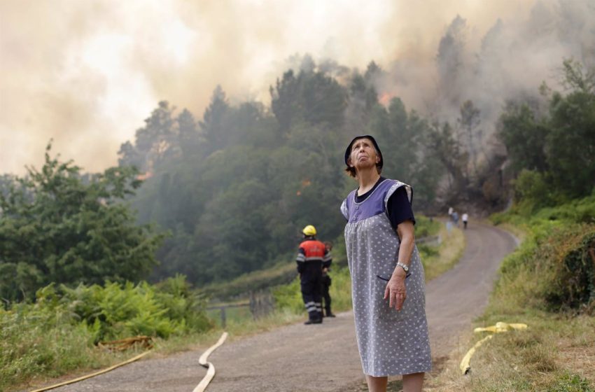  Los medios de extinción trabajan en 12 incendios forestales en Galicia, con más de 4.600 hectáreas calcinadas