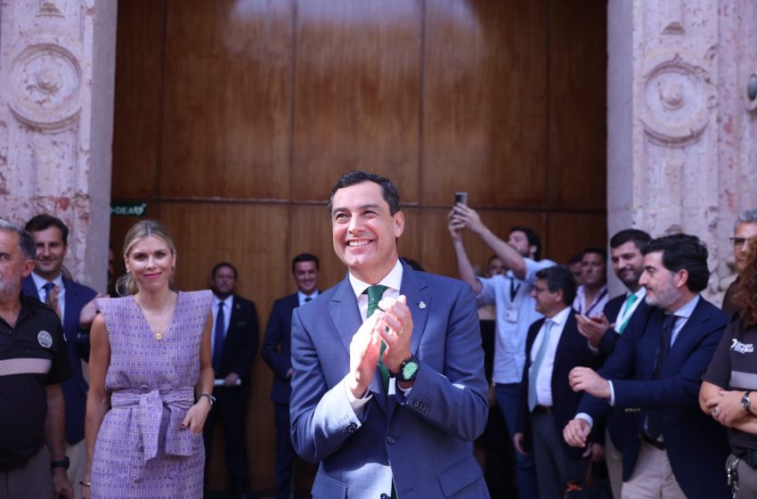  Moreno, investido por segunda vez presidente andaluz con la mayoría absoluta del PP y la abstención «afectuosa» de Vox