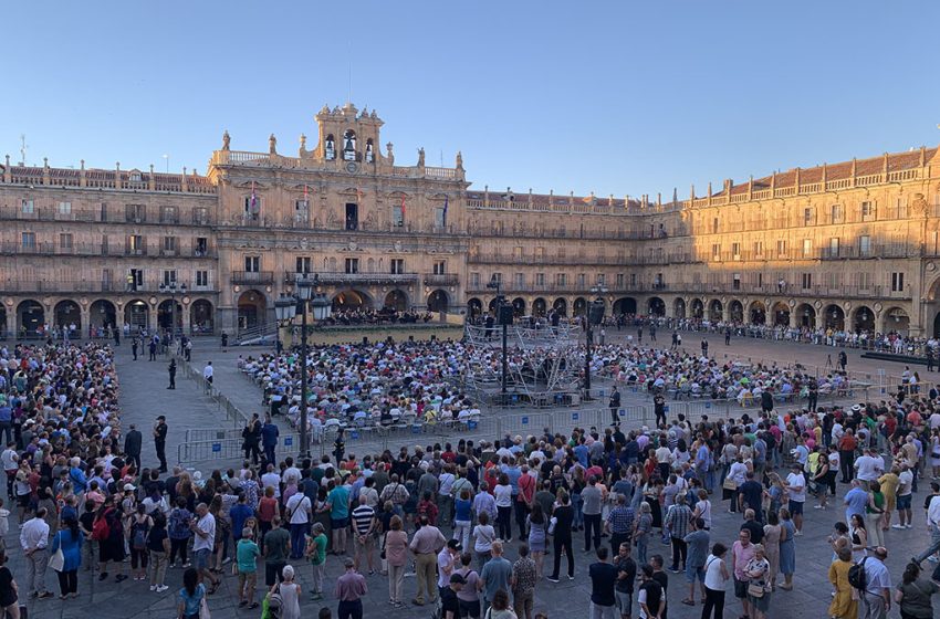  Vídeo. Doña Sofía disfruta de un concierto en la Plaza Mayor