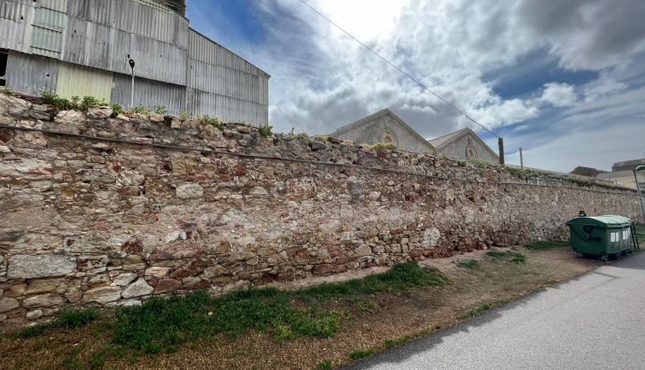  El muro que separa el parque de Jesuitas y la fábrica de Mirat será reformado por riesgo de derrumbe