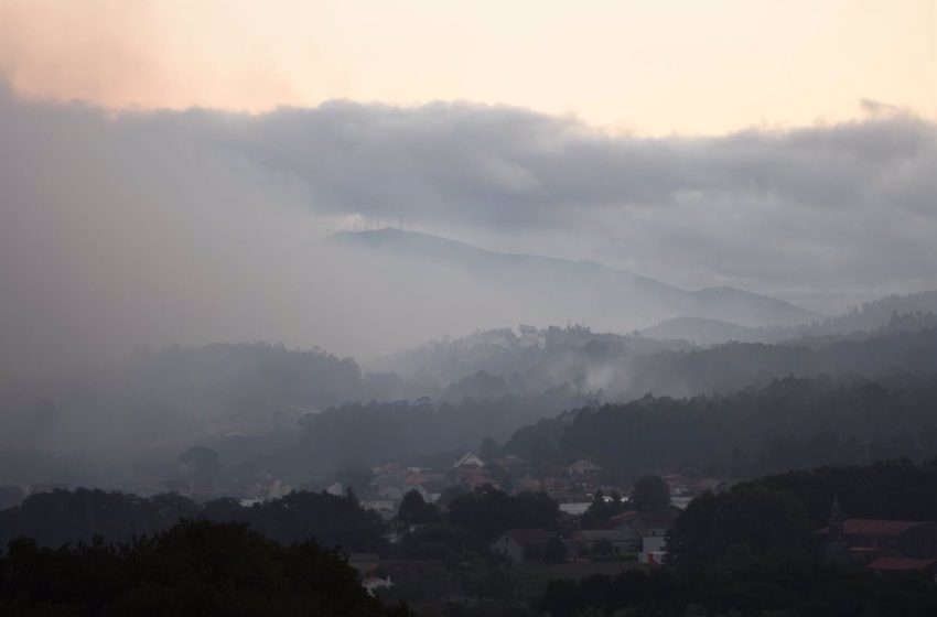  Desactivada la alerta por proximidad a casas en el incendio de Ponte Caldelas (Pontevedra), que calcina 380 hectáreas