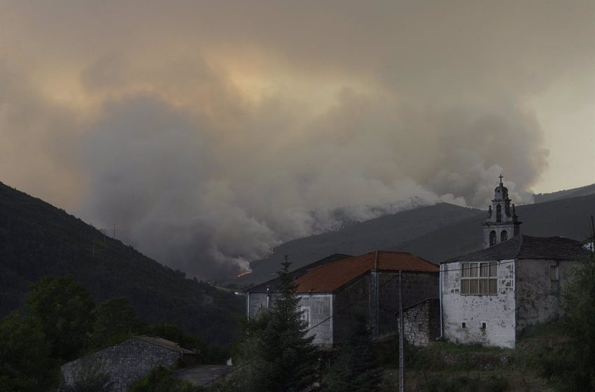  Extinguido el incendio de Verín, con 600 hectáreas quemadas, y estabilizado el de Valdeorras, con 440