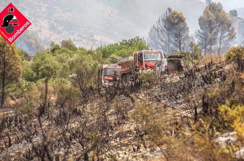  Evacuadas Benirrama y Benialí por el incendio de Vall d’Ebo que ha arrasado 3.500 hectáreas