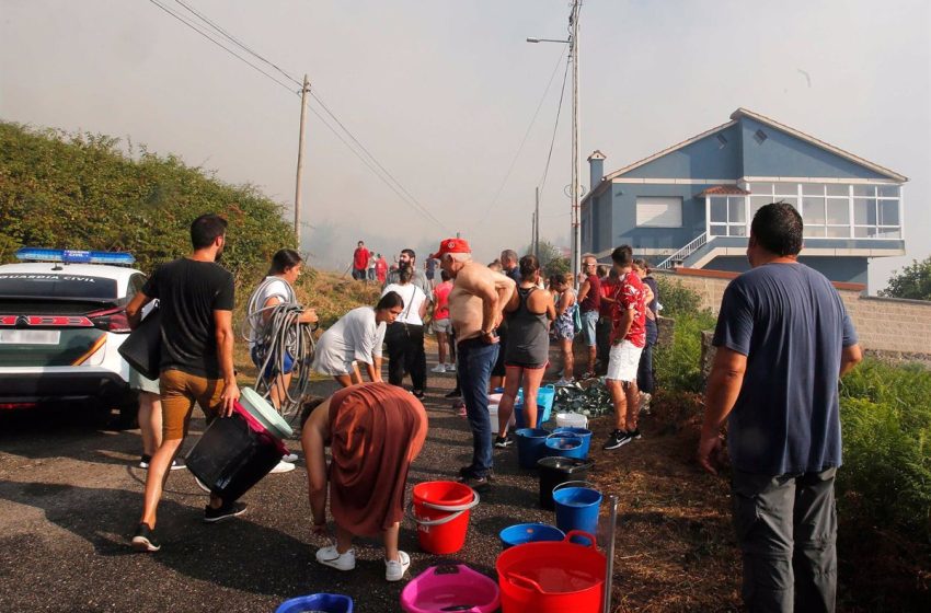  Desactivada la alerta por proximidad del fuego a las casas en Moaña mientras se mantiene en Ponteareas