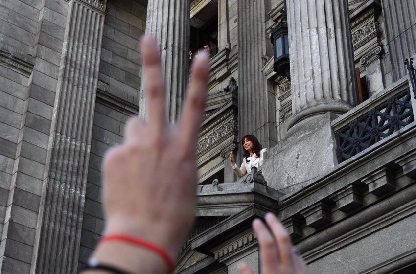  Policía y simpatizantes de la vicepresidenta de Argentina se enfrentan en Buenos Aires