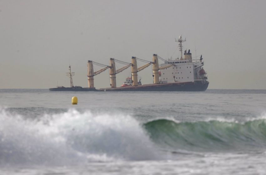  Gibraltar asiste a un buque granelero tras colisionar con otro barco en una maniobra