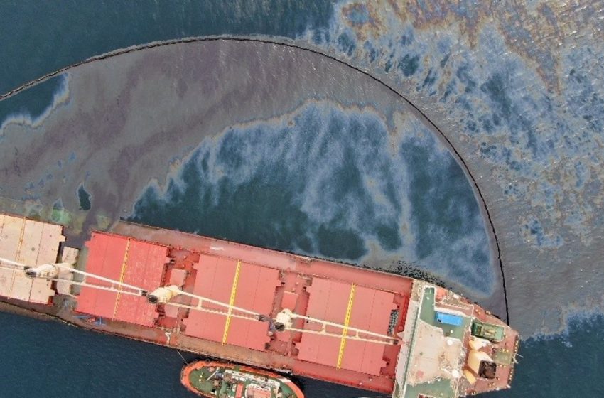  Gibraltar confirma una fuga de fueloil del buque OS35 que ha superado la primera zona perimetrada