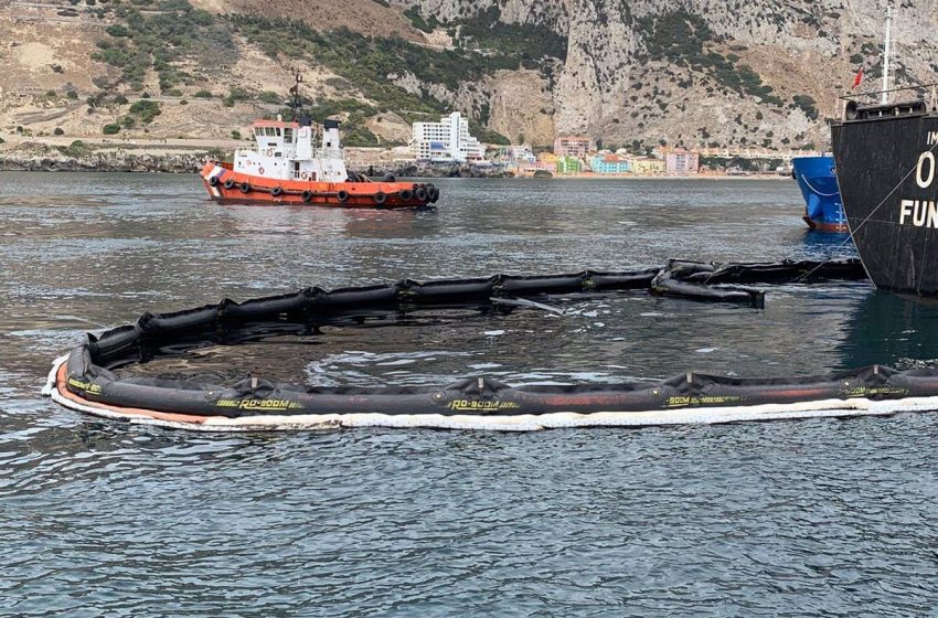  La Autoridad Portuaria de Gibraltar comienza a bombear gasóleo del buque semihundido OS35