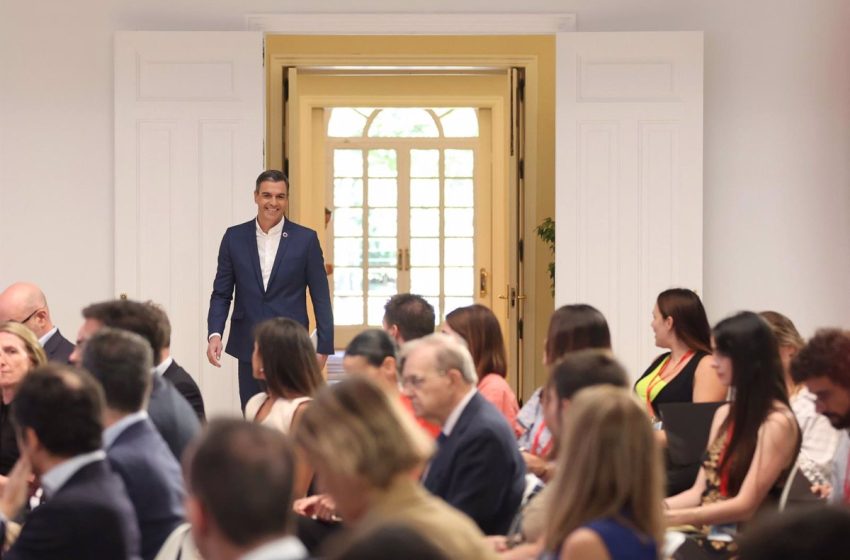  Sánchez abre el curso político en Moncloa con un encuentro con ciudadanos