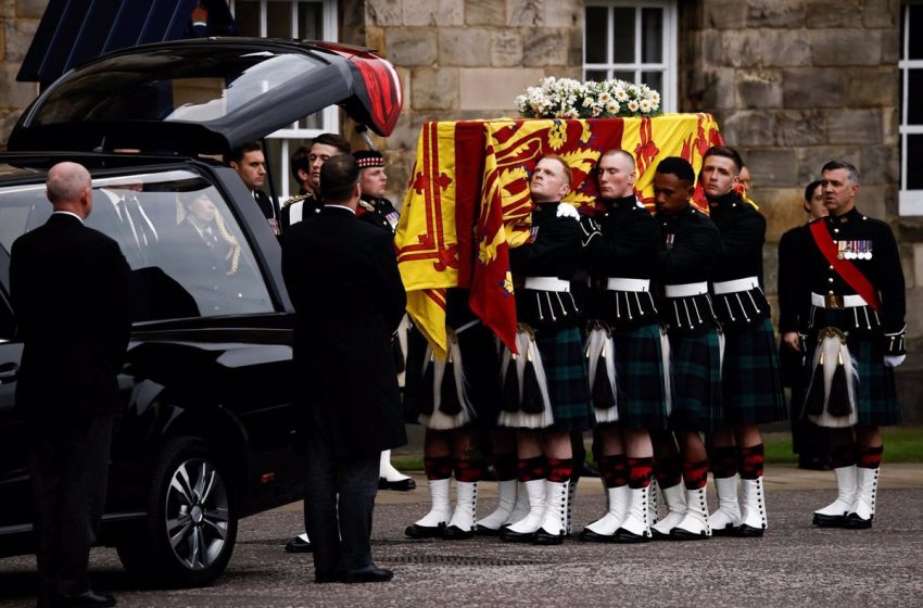  El féretro de Isabel II llega al Palacio de Holyrood de Edimburgo