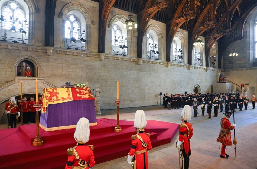  Abre la capilla ardiente de Isabel II en Westminster con colas de 4,5 kilómetros