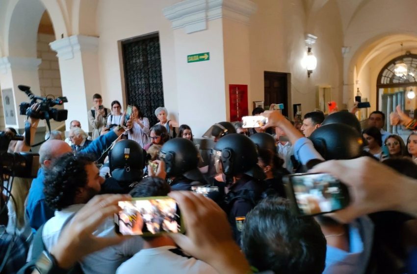  Intentan impedir con un ‘escrache’ una conferencia de Macarena Olona en la Universidad de Granada