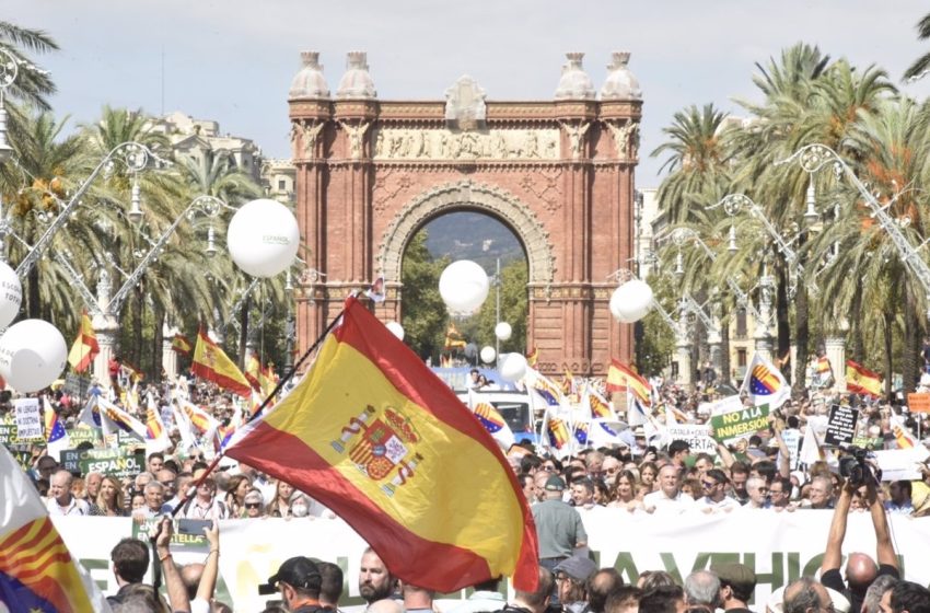  Miles de personas se manifiestan en Barcelona a favor del castellano en las escuelas