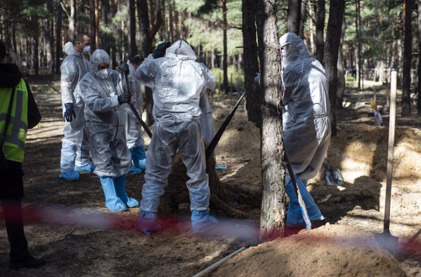  Ucrania cifra en más de 260 los cuerpos exhumados en una fosa común en Izium