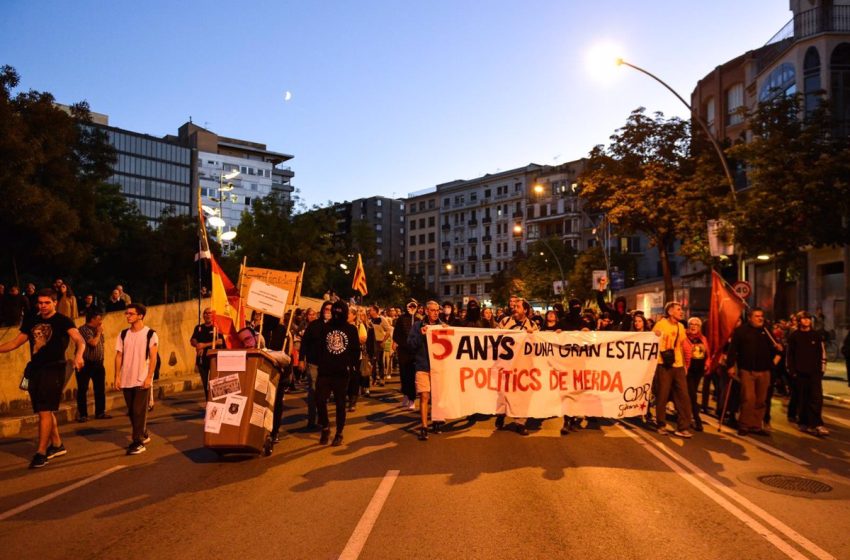  Más de 600 personas convocadas por los CDR protestan en Girona en contra del Govern