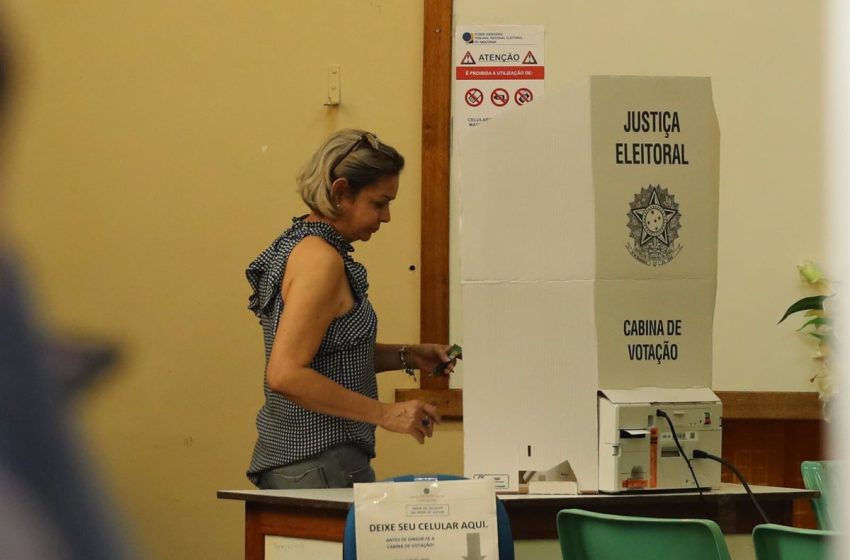  Lula adelanta a Bolsonaro en la primera vuelta de las elecciones en Brasil con el 79% escrutado