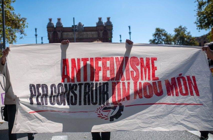  Unos 200 antifascistas se manifiestan en Barcelona contra la celebración de la Hispanidad